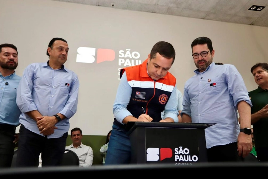 Agrishow 2026: Governo de SP integra assentamentos à estratégia de combate a incêndios e entrega kits inéditos a produtores rurais