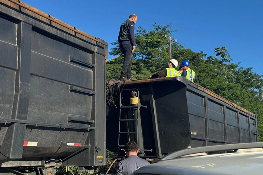 Mapa e Polícia Federal apreendem 48 toneladas de açúcar com suspeita de adulteração no Porto de Paranaguá (PR)