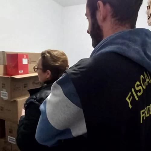 Mapa apreende mais de 1,6 mil litros de bebidas irregulares em destilaria no Paraná