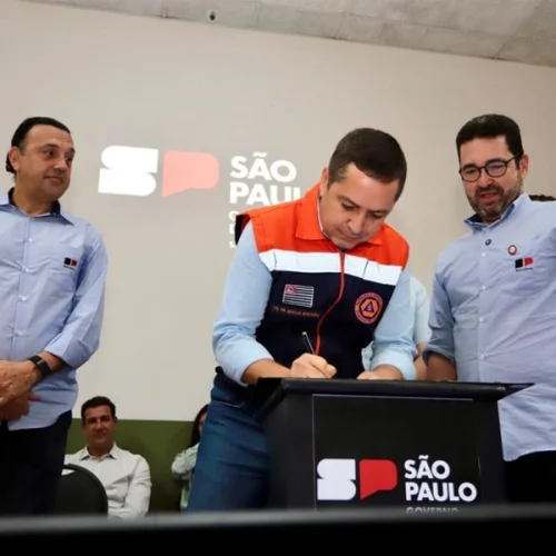 Agrishow 2026: Governo de SP integra assentamentos à estratégia de combate a incêndios e entrega kits inéditos a produtores rurais