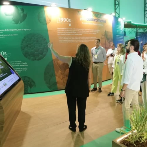 Mapa visita vitrines da Embrapa na COP30 e destaca soluções científicas para a agricultura e o clima