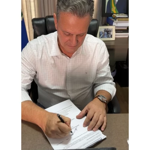 Ministro Carlos Fávaro assina termo para construção de corredor rodoviário entre Brasil e Bolívia