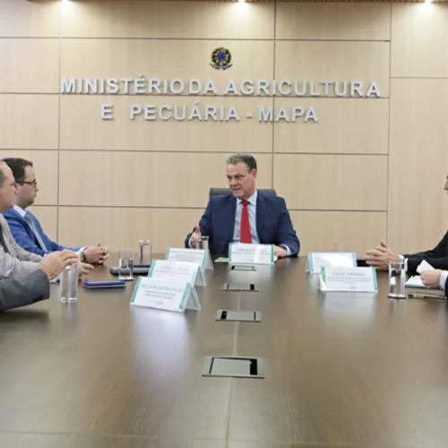 Ministro Carlos Fávaro recebe representantes da ABCZ e Aprosoja Brasil para diálogo sobre medidas de apoio aos produtores rurais