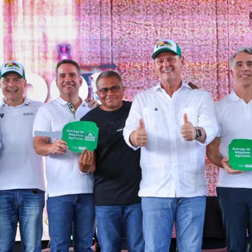 Ministros Carlos Fávaro e Renan Filho entregam máquinas agrícolas a 26 municípios de Alagoas por meio do Promaq