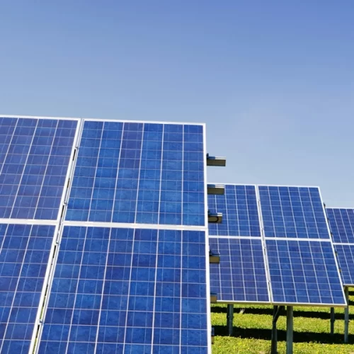 IEA recomenda revisão da geração distribuída para enfrentar “desigualdades e riscos”