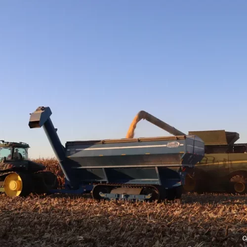 Vendas de tratores caem pelo quarto mês consecutivo nos EUA, enquanto colheitadeiras disparam