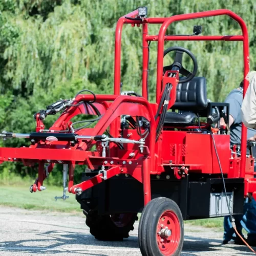 Pequenos produtores testam tratores elétricos em projeto piloto