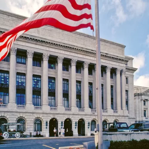 Corte de quase US$ 5 bilhões no agro: plano de Trump atinge USDA e programas globais de alimentos