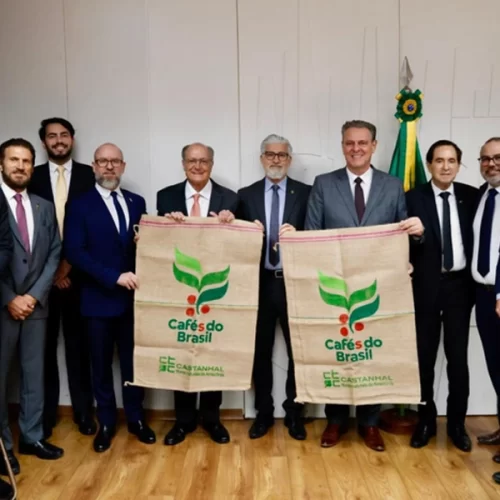 Vice-presidente Alckmin e ministro Fávaro alinham avanços tarifários com setores de castanhas, café e carnes