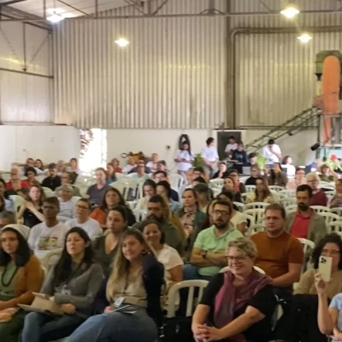 Workshop sobre plantas medicinais e agricultura familiar recebeu participantes de 40 munícipios para debater políticas públicas