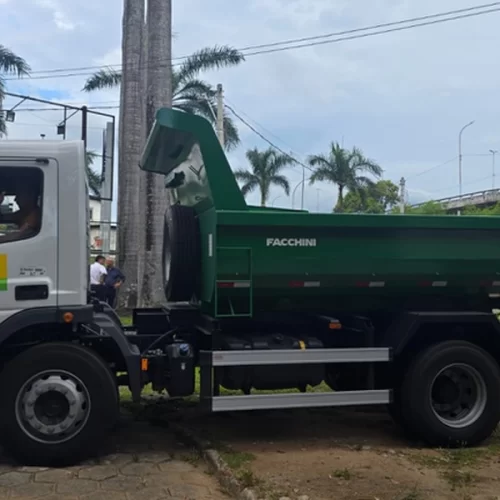 Mapa fortalece a infraestrutura municipal com a entrega de caminhões no Espírito Santo